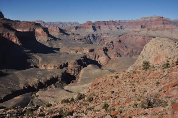 Já se percebe perfeitamente o 'canion interior', dentro do Grand Canyon no Arizona, nos Estados Unidos